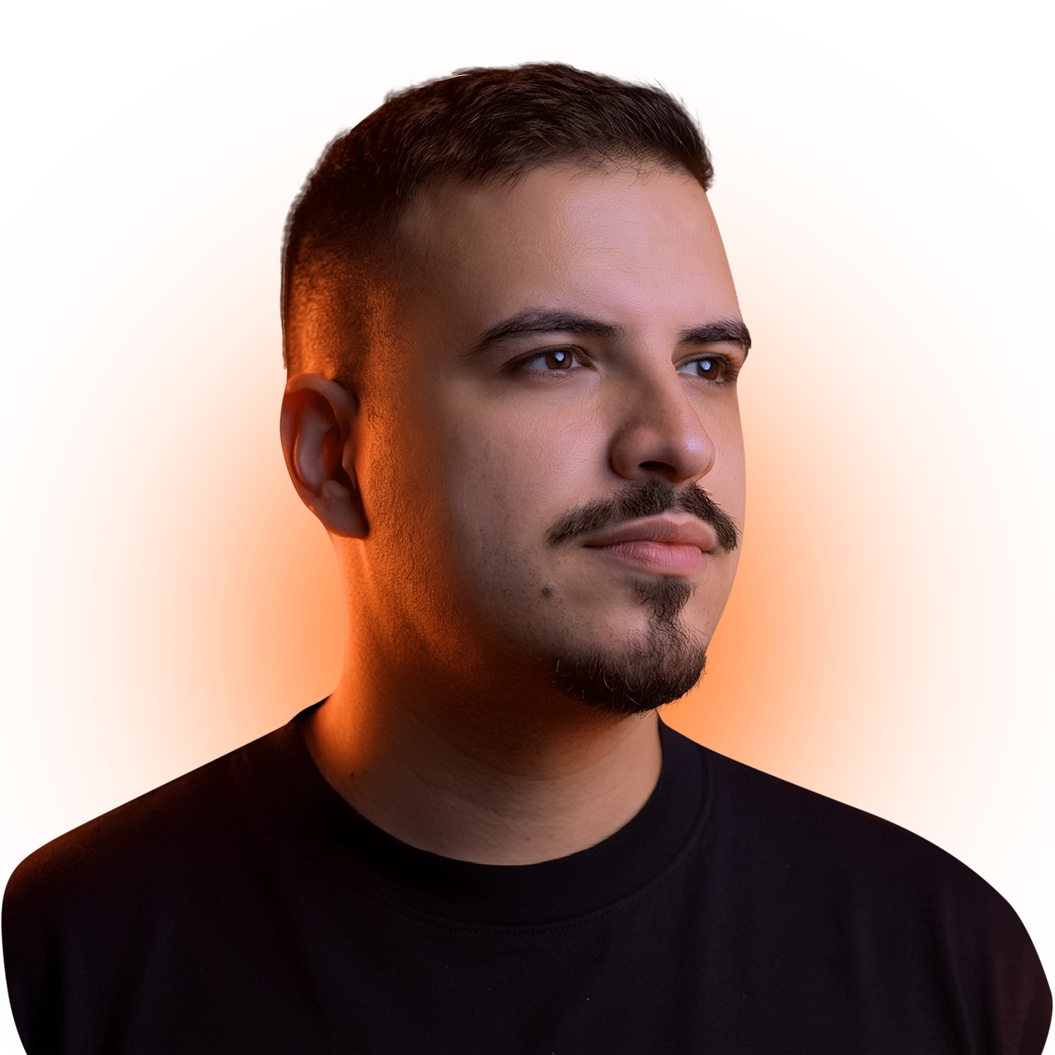 Retrato de Luís Felipe Benitez com iluminação laranja